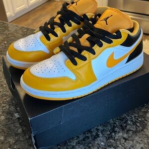Gradeschool size 6Y Jordan 1 low